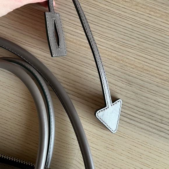 DELAROQ // Troisième tote bag crossbody leather purse in Shroom - Picture 16 of 16